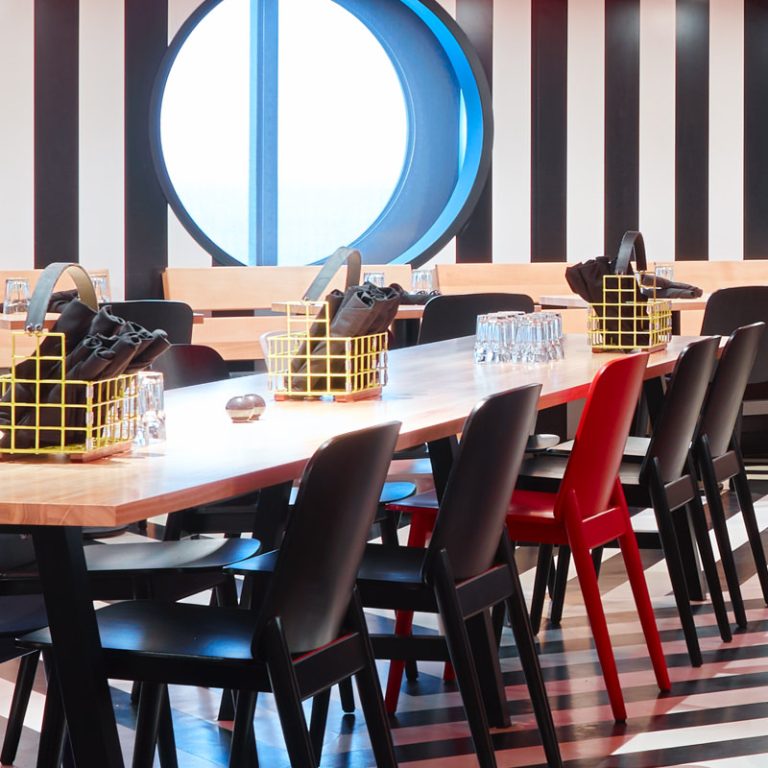 Restaurante Razzle Dazzle en Virgin Voyages
