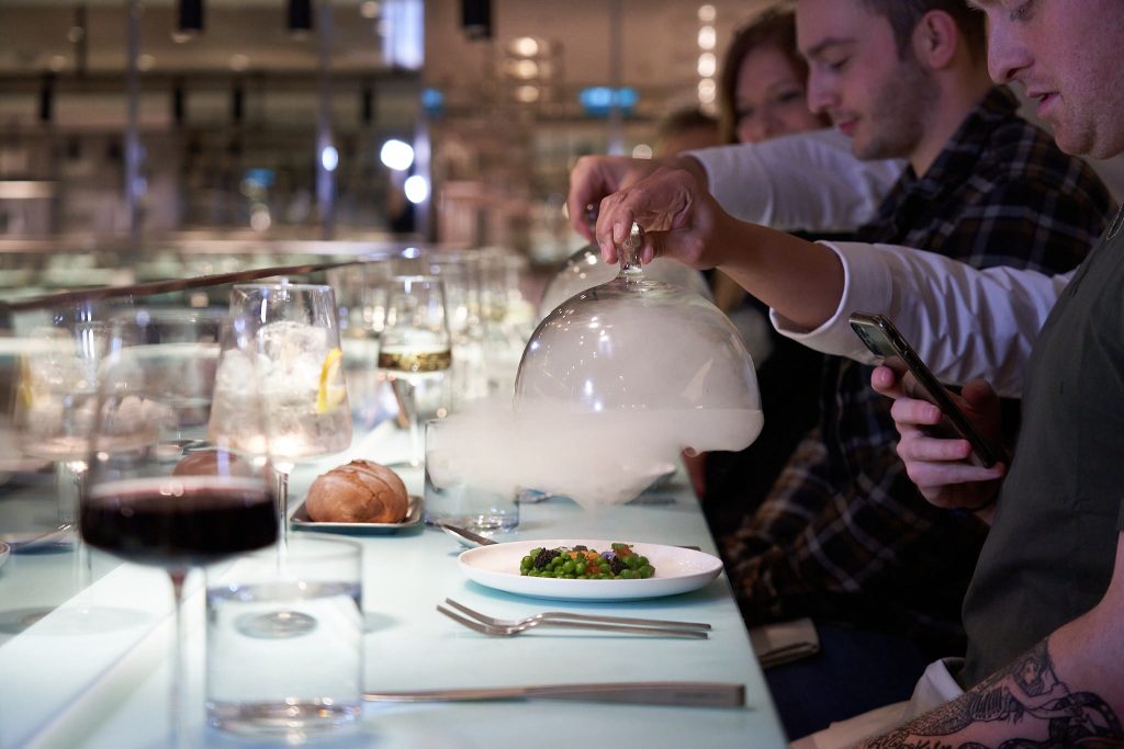 Restaurante The Test Kitchen en Virgin Voyages